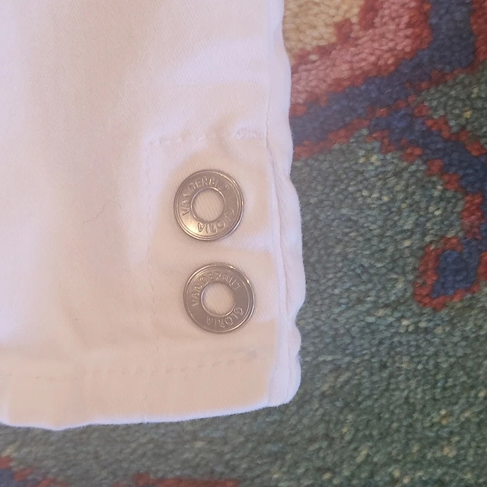 Gloria Vanderbilt shorts, white, Size 8 - Picture 4 of 4